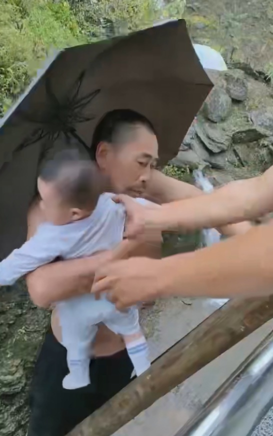 惊险！桑植村干部暴雨中发现险情疏散3人，其中有1岁婴儿，不到一小时后山体轰然滑坡