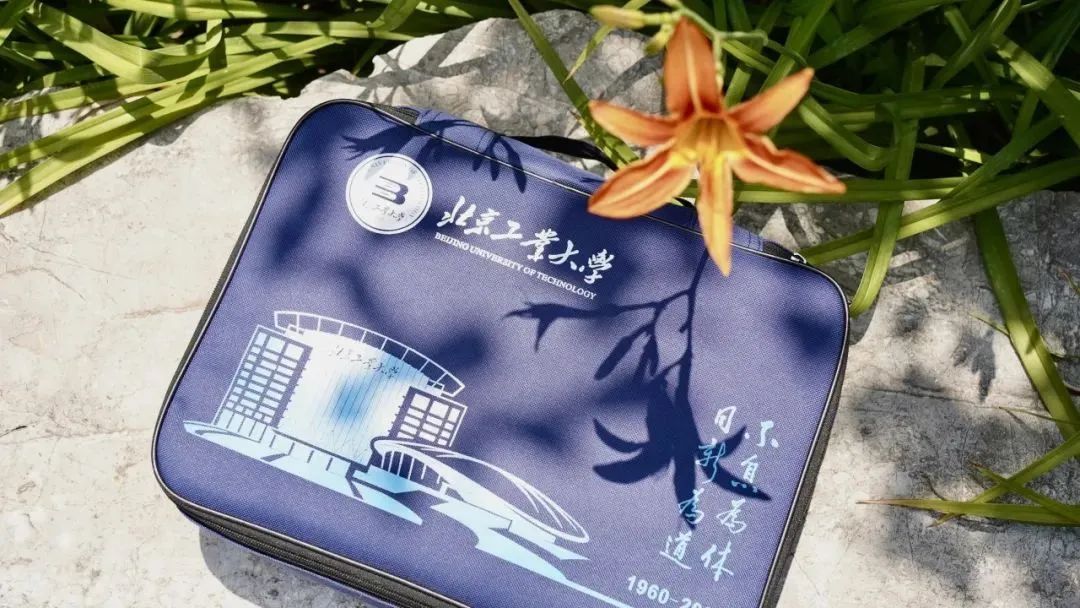 一年一度“凡尔赛”!开箱高校专属毕业礼物 一年一度“凡尔赛”!开箱高校专属毕业礼物