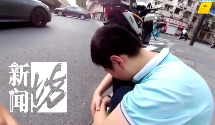 上海这两个背影刷屏!男孩崩溃大哭:爸妈要放弃我了…交警坐路边耐心安慰 上海这两个背影刷屏!男孩崩溃大哭:爸妈要放弃我了…交警坐路边耐心安慰