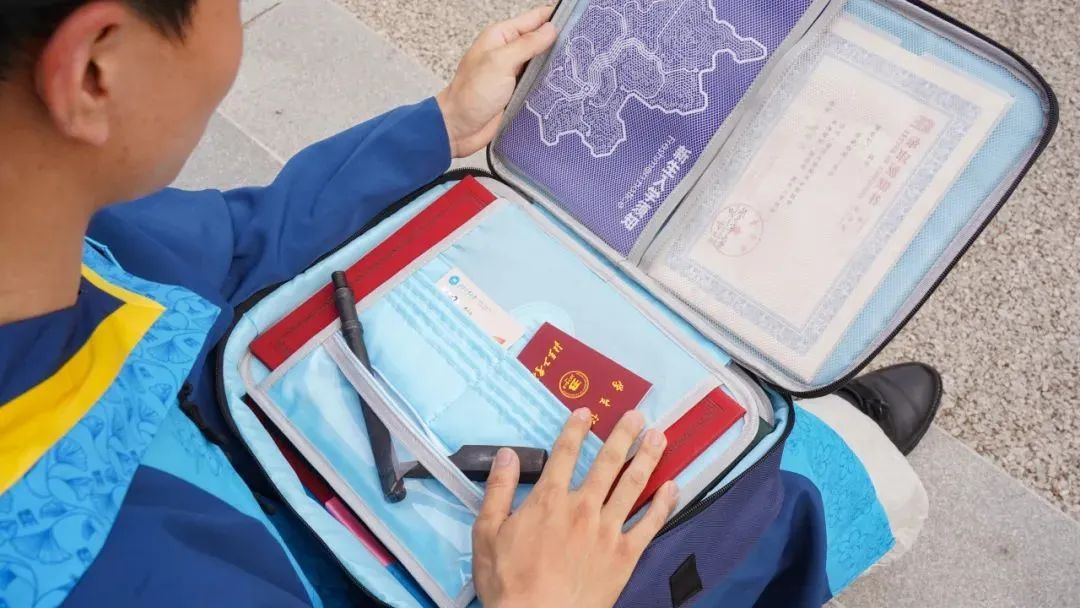 一年一度“凡尔赛”!开箱高校专属毕业礼物 一年一度“凡尔赛”!开箱高校专属毕业礼物