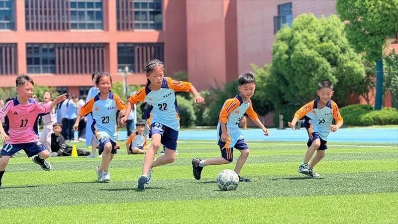 “苏超”赛场外:常州绿茵场,藏着纯粹的热爱 “苏超”赛场外:常州绿茵场,藏着纯粹的热爱