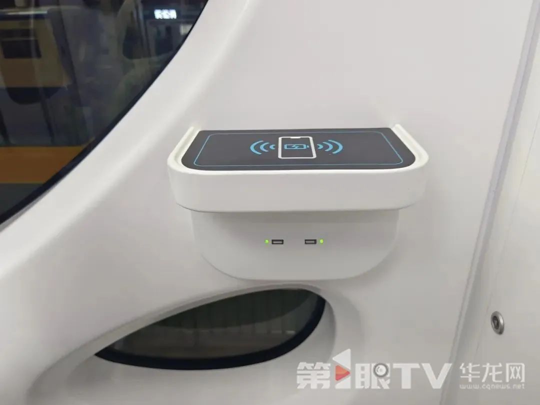 国内首列“熊猫单轨”亮相重庆! 国内首列“熊猫单轨”亮相重庆!