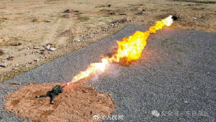 帅!喷火兵实喷训练火力全开 帅!喷火兵实喷训练火力全开