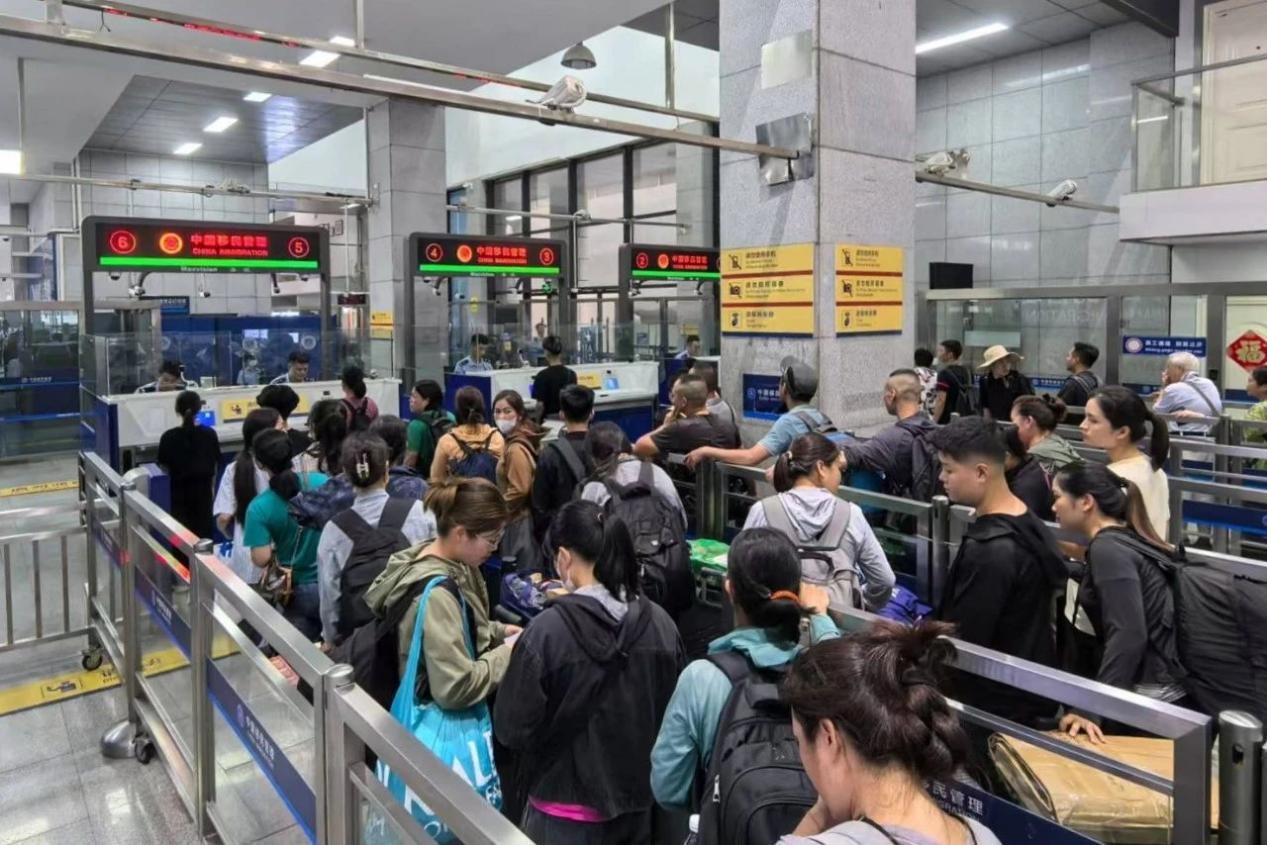 广西友谊关口岸今年旅检查验人数破100万人次 广西友谊关口岸今年旅检查验人数破100万人次