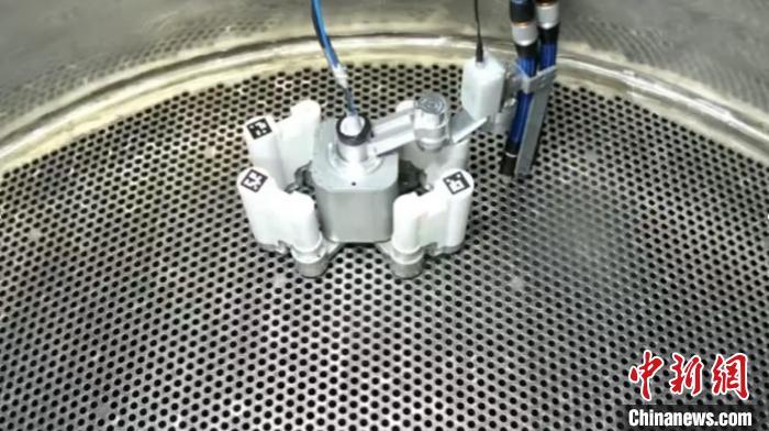 核电设备智能运维有新解 国际首台四足传热管检测机器人应用 核电设备智能运维有新解 国际首台四足传热管检测机器人应用