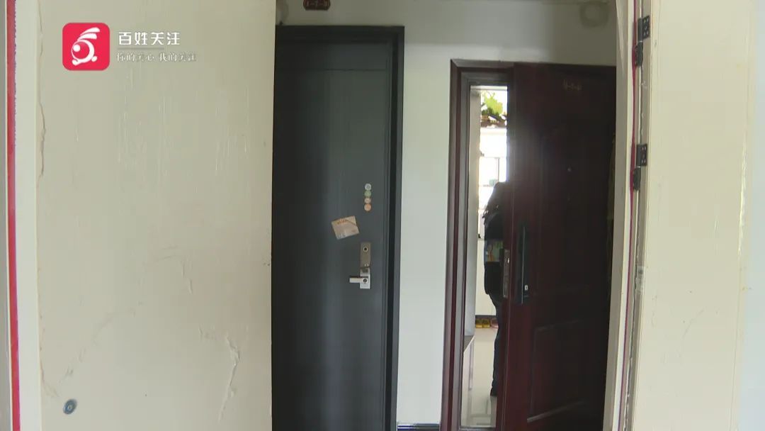 一到深夜就有陌生人来敲门、试图开锁!贵州女子不堪其扰,得知真相后更是担心不已... 一到深夜就有陌生人来敲门、试图开锁!贵州女子不堪其扰,得知真相后更是担心不已...