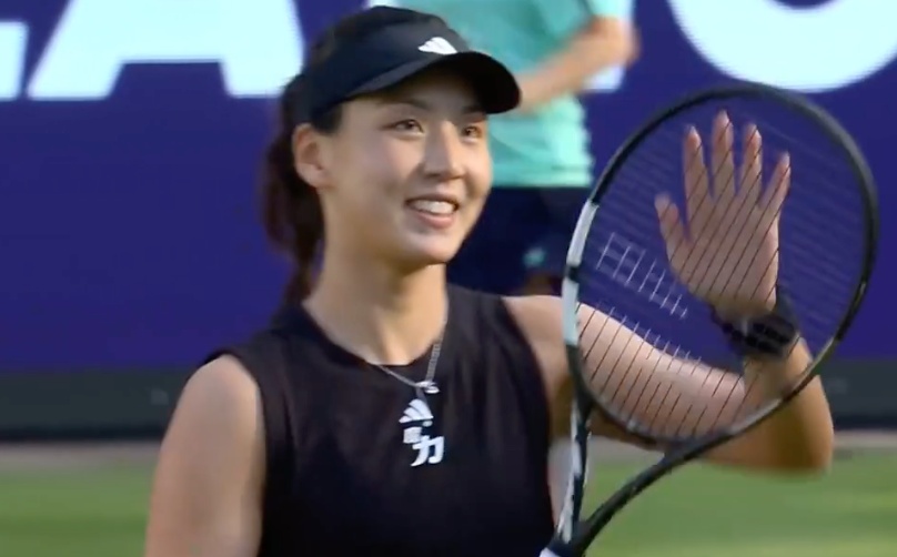 “中国金花”王欣瑜击败法网冠军高芙,首进草地赛八强 “中国金花”王欣瑜击败法网冠军高芙,首进草地赛八强