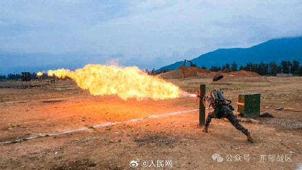 帅!喷火兵实喷训练火力全开 帅!喷火兵实喷训练火力全开
