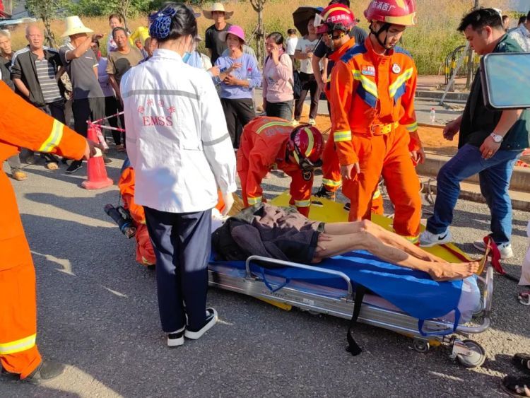 94岁老人爬出4楼窗外竟为“上班”?网友苦笑:自愧不如…… 94岁老人爬出4楼窗外竟为“上班”?网友苦笑:自愧不如……