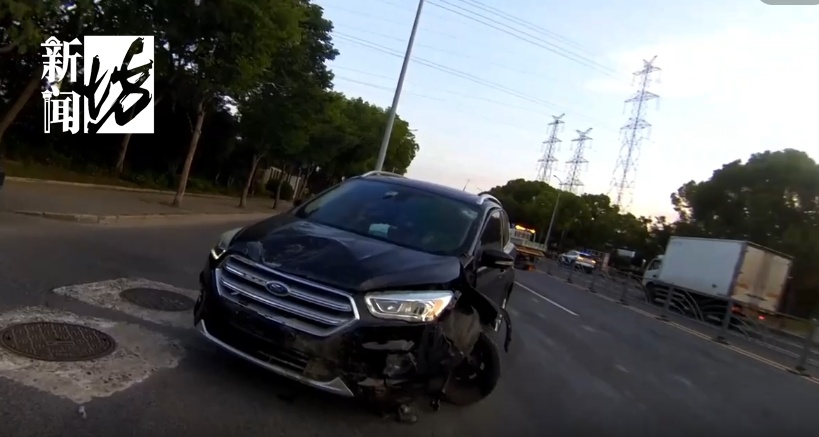 羞愤难当！男子众目睽睽下“走出衣柜”，妻子也被当成“工具人”