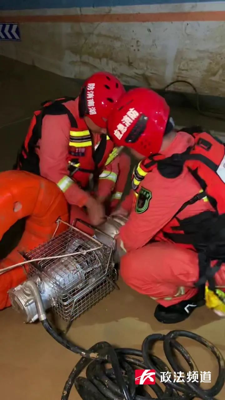 长沙消防108名指战员赶赴湘西州增援!凌晨1点抵达龙山县亿利广场3700平地下车库排涝 长沙消防108名指战员赶赴湘西州增援!凌晨1点抵达龙山县亿利广场3700平地下车库排涝