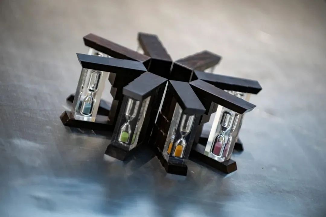 一年一度“凡尔赛”!开箱高校专属毕业礼物 一年一度“凡尔赛”!开箱高校专属毕业礼物