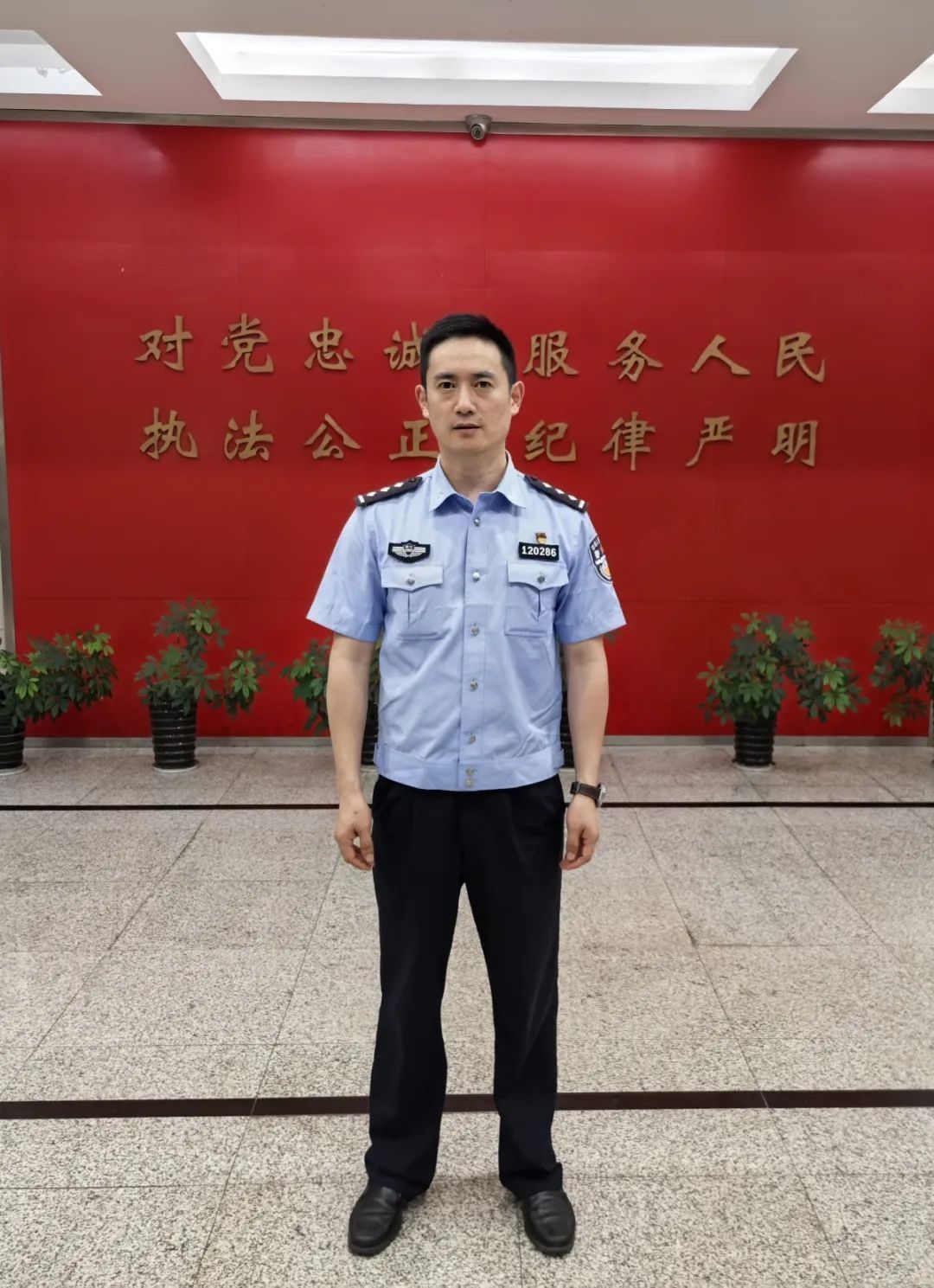 好险！没有半点犹豫，他们抢回一条命