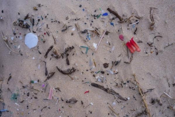 你每天都在“吃塑料”?瓶装水、外卖、日化品…都是隐形“塑料炸弹”! 你每天都在“吃塑料”?瓶装水、外卖、日化品…都是隐形“塑料炸弹”!