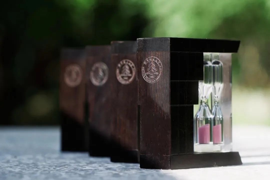 一年一度“凡尔赛”!开箱高校专属毕业礼物 一年一度“凡尔赛”!开箱高校专属毕业礼物