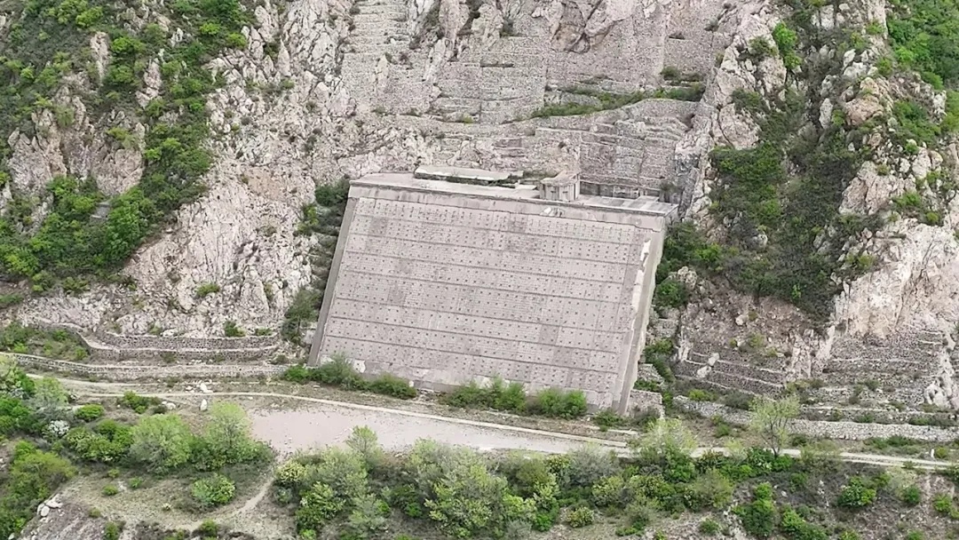 网友看完，缓缓打出4个字：红岸基地！