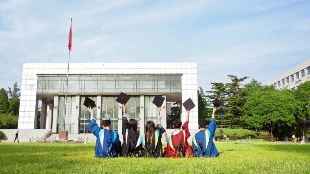 一年一度“凡尔赛”!开箱高校专属毕业礼物 一年一度“凡尔赛”!开箱高校专属毕业礼物