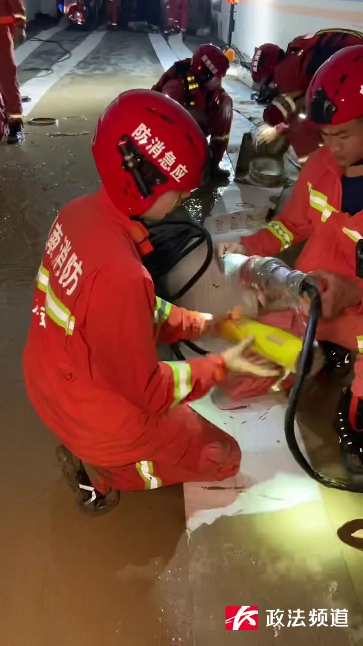长沙消防108名指战员赶赴湘西州增援!凌晨1点抵达龙山县亿利广场3700平地下车库排涝 长沙消防108名指战员赶赴湘西州增援!凌晨1点抵达龙山县亿利广场3700平地下车库排涝
