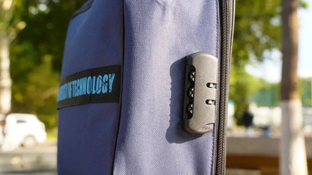 一年一度“凡尔赛”!开箱高校专属毕业礼物 一年一度“凡尔赛”!开箱高校专属毕业礼物