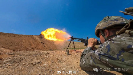 帅!喷火兵实喷训练火力全开 帅!喷火兵实喷训练火力全开