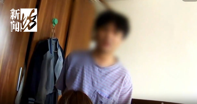 羞愤难当！男子众目睽睽下“走出衣柜”，妻子也被当成“工具人”