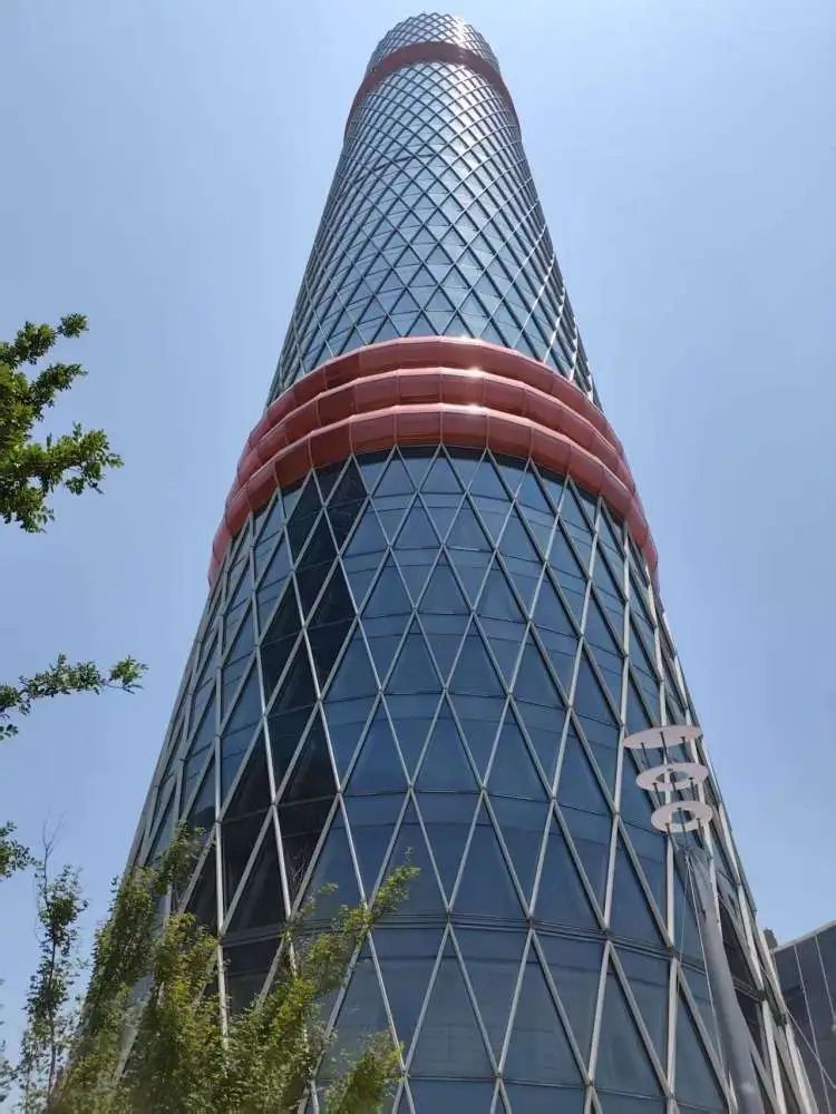 可能是全上海唯一俯瞰长江的咖啡馆!就藏在吴淞滨江这根“定海神针”里 可能是全上海唯一俯瞰长江的咖啡馆!就藏在吴淞滨江这根“定海神针”里