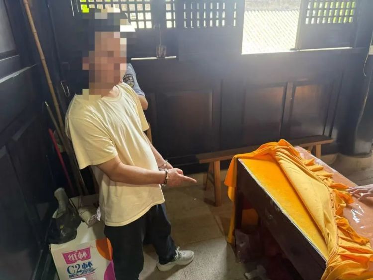 把功德箱当“提款箱”,男子两次“提款”未成反被抓 把功德箱当“提款箱”,男子两次“提款”未成反被抓