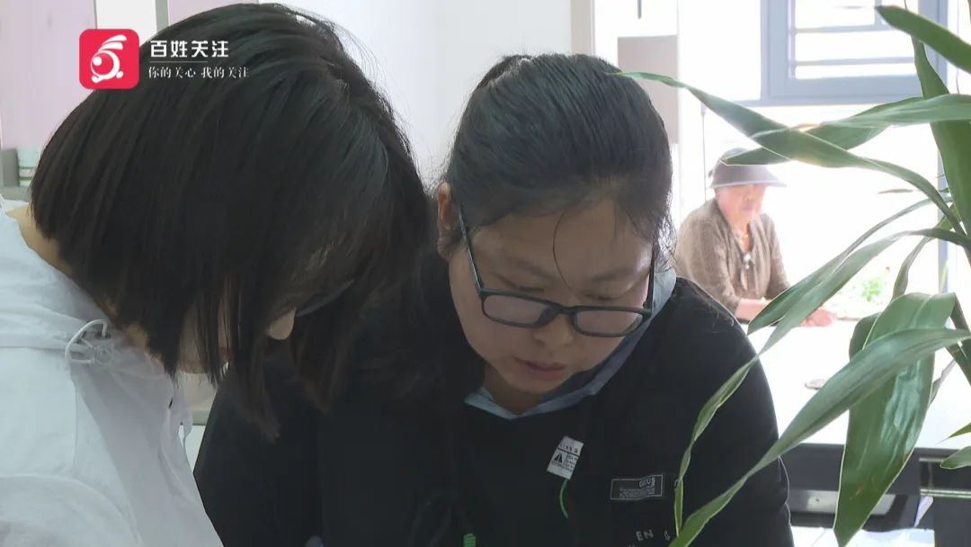 一到深夜就有陌生人来敲门、试图开锁!贵州女子不堪其扰,得知真相后更是担心不已... 一到深夜就有陌生人来敲门、试图开锁!贵州女子不堪其扰,得知真相后更是担心不已...