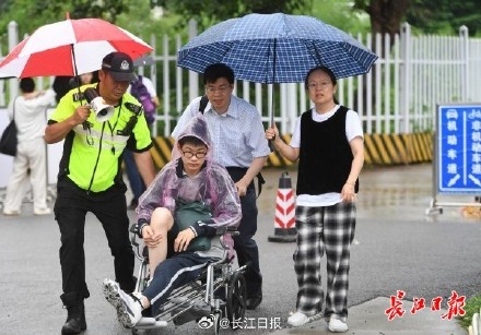 2025年武汉中考今日开考，学生自信从容赴考场