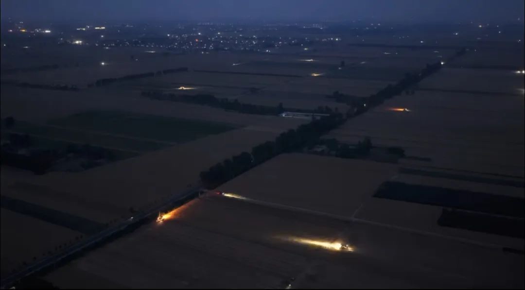 场面壮观!保定一地数十台收割机连夜抢收小麦,当地:农户自发,夏收工作基本完成 场面壮观!保定一地数十台收割机连夜抢收小麦,当地:农户自发,夏收工作基本完成