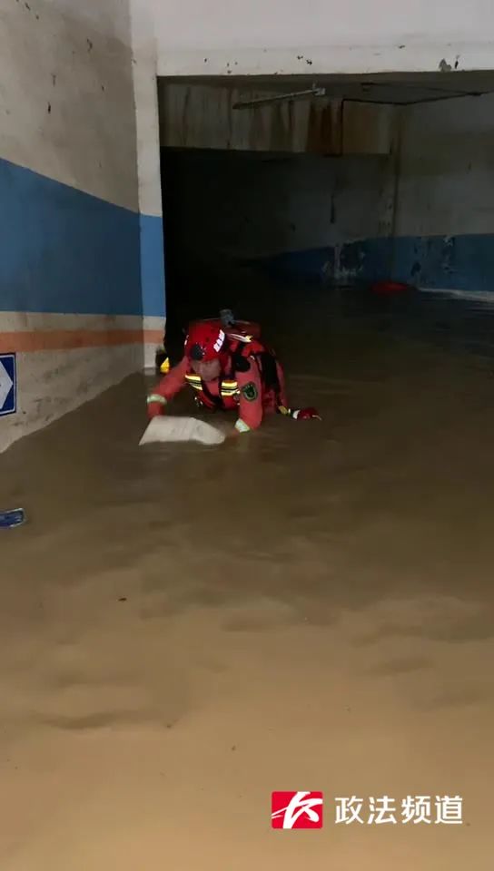 长沙消防108名指战员赶赴湘西州增援!凌晨1点抵达龙山县亿利广场3700平地下车库排涝 长沙消防108名指战员赶赴湘西州增援!凌晨1点抵达龙山县亿利广场3700平地下车库排涝