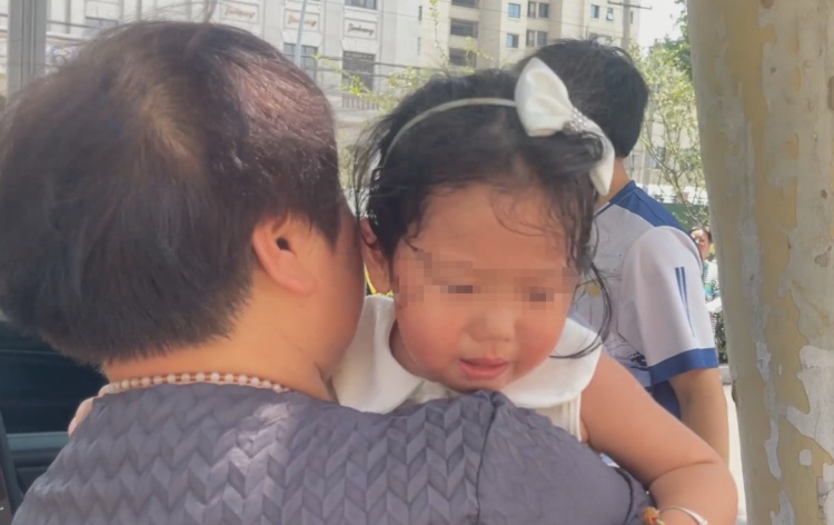 危险！34℃高温！2岁孩子被锁车内！