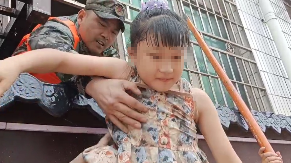 张家界桑植民兵凌晨雨中2小时筑起防洪堤,网友:看到你们不顾危险,眼泪止不住了 张家界桑植民兵凌晨雨中2小时筑起防洪堤,网友:看到你们不顾危险,眼泪止不住了