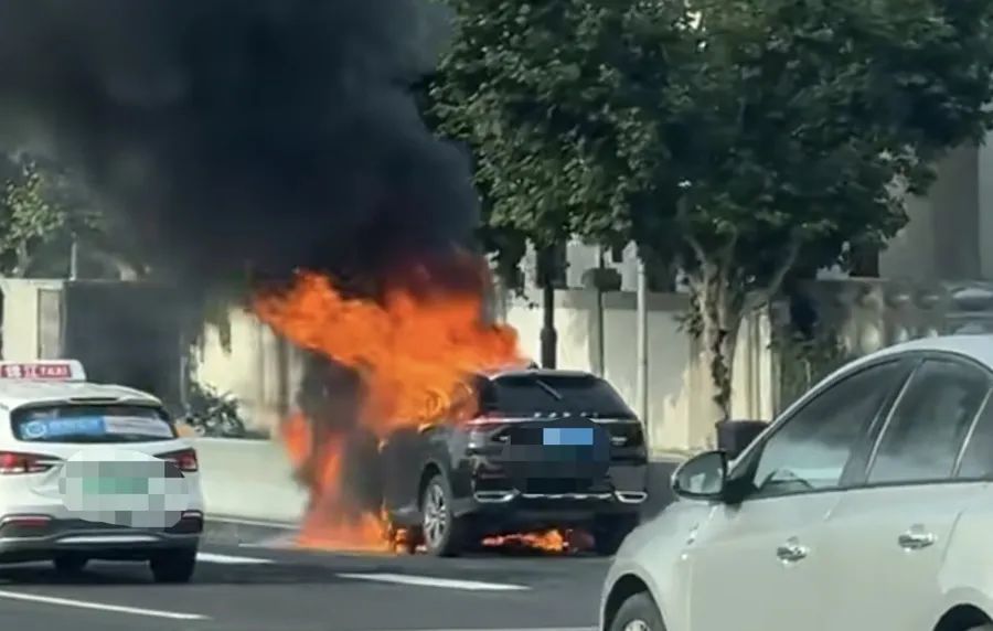 事发上海中环内圈:一辆SUV突然起火!驾驶室陷入火海,现场黑烟滚滚 事发上海中环内圈:一辆SUV突然起火!驾驶室陷入火海,现场黑烟滚滚