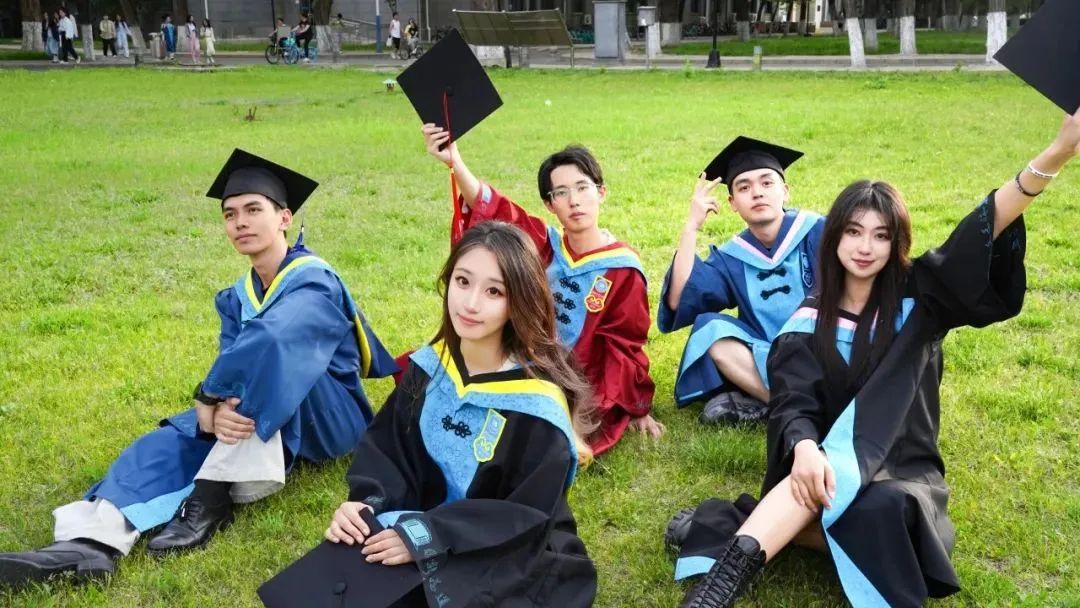 一年一度“凡尔赛”!开箱高校专属毕业礼物 一年一度“凡尔赛”!开箱高校专属毕业礼物