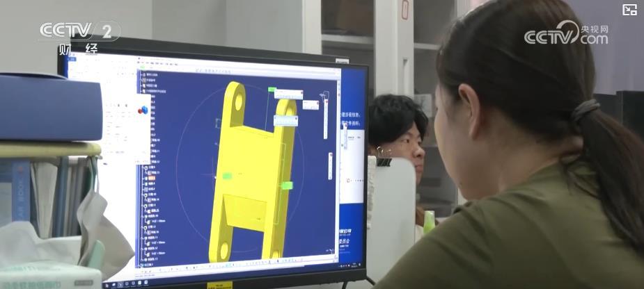 低空经济规模跃升 万亿市场催生职业新蓝海 低空经济规模跃升 万亿市场催生职业新蓝海