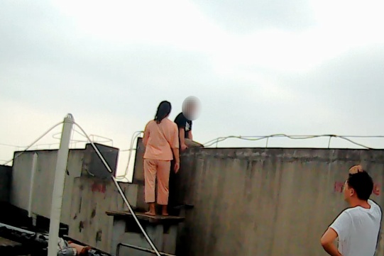 “你听我的!”生死瞬间,长沙特警将男子紧紧拽住…… “你听我的!”生死瞬间,长沙特警将男子紧紧拽住……