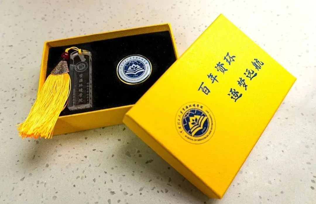 高校毕业礼物火出圈!网友:不建议这样,因为我没有…… 高校毕业礼物火出圈!网友:不建议这样,因为我没有……