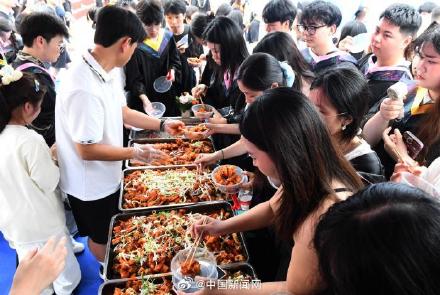 高校为毕业生办宴两吨鱼虾免费吃