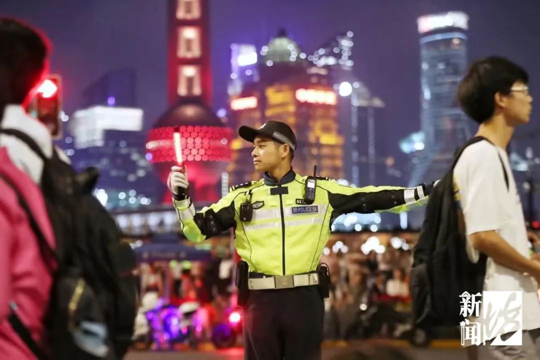 事发上海市中心！韩国游客突然被拦下，交警一波操作让网友直呼太帅→