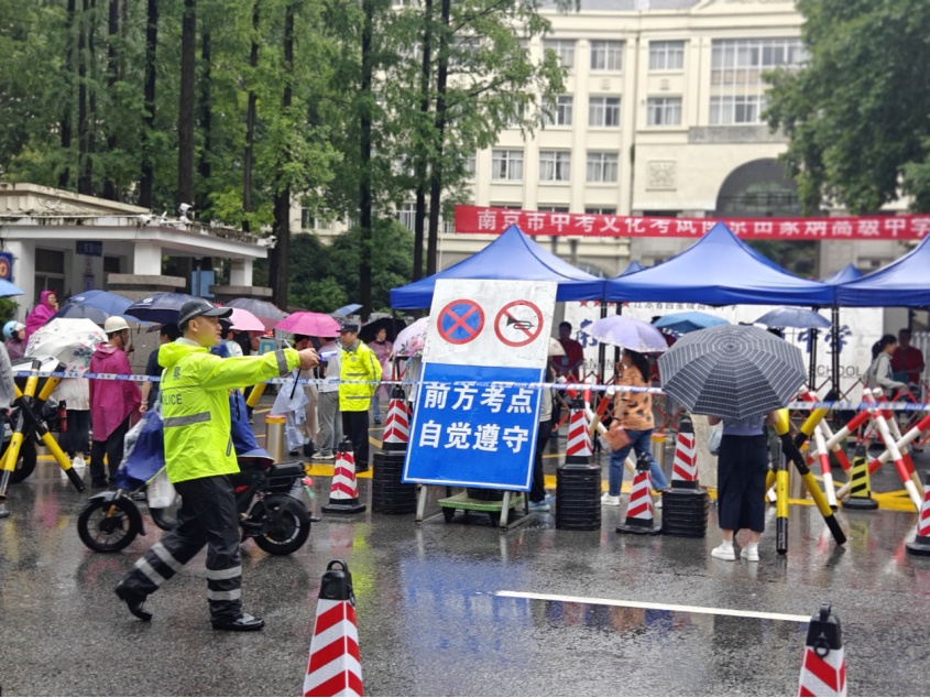 南京中考首日:6.94万考生冒雨逐梦,全城温暖护航 南京中考首日:6.94万考生冒雨逐梦,全城温暖护航