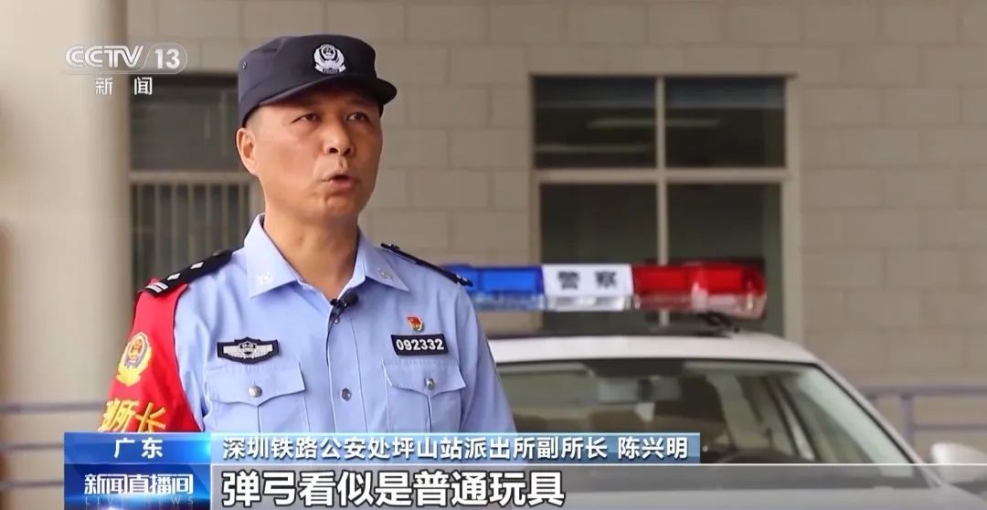 男子无聊玩弹弓,竟然打碎了正在运行中的动车的玻璃! 男子无聊玩弹弓,竟然打碎了正在运行中的动车的玻璃!