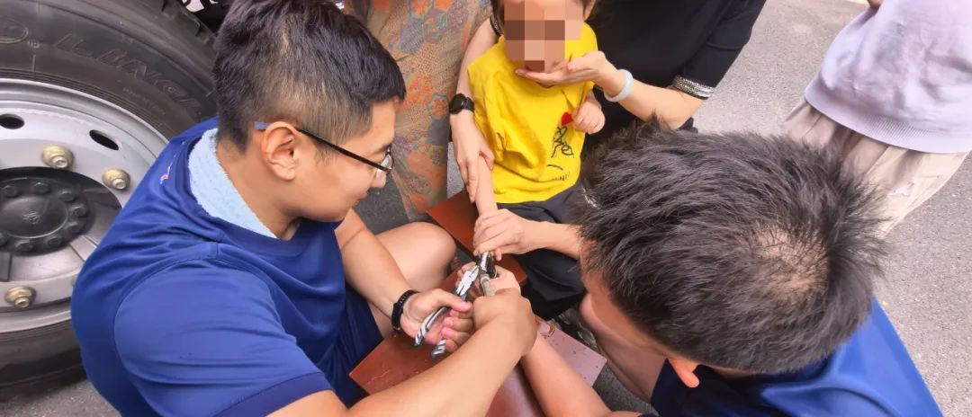 女童卡手尖叫，北京消防员淡定破拆施救