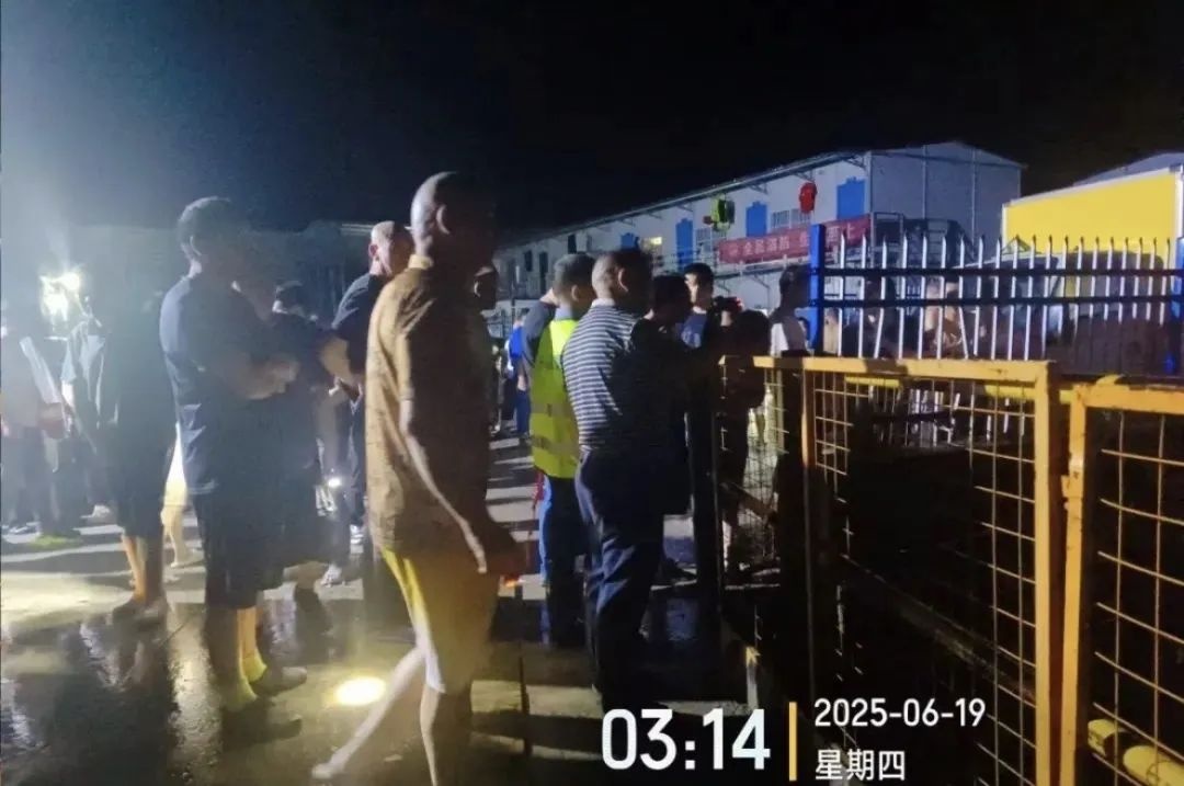 凌晨3时，他回望了眼桥面：“幸亏撤得早……”