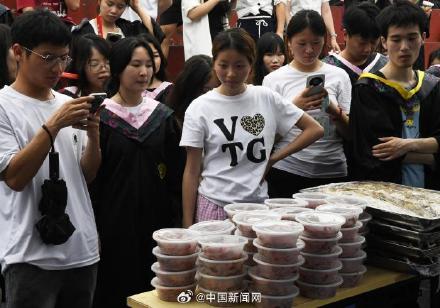高校为毕业生办宴两吨鱼虾免费吃