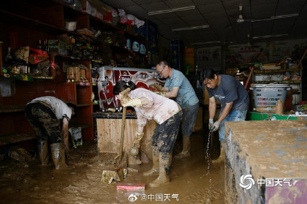 暴雨预警连续发布10天 警惕局地暴雨可能引发的地质灾害 暴雨预警连续发布10天 警惕局地暴雨可能引发的地质灾害