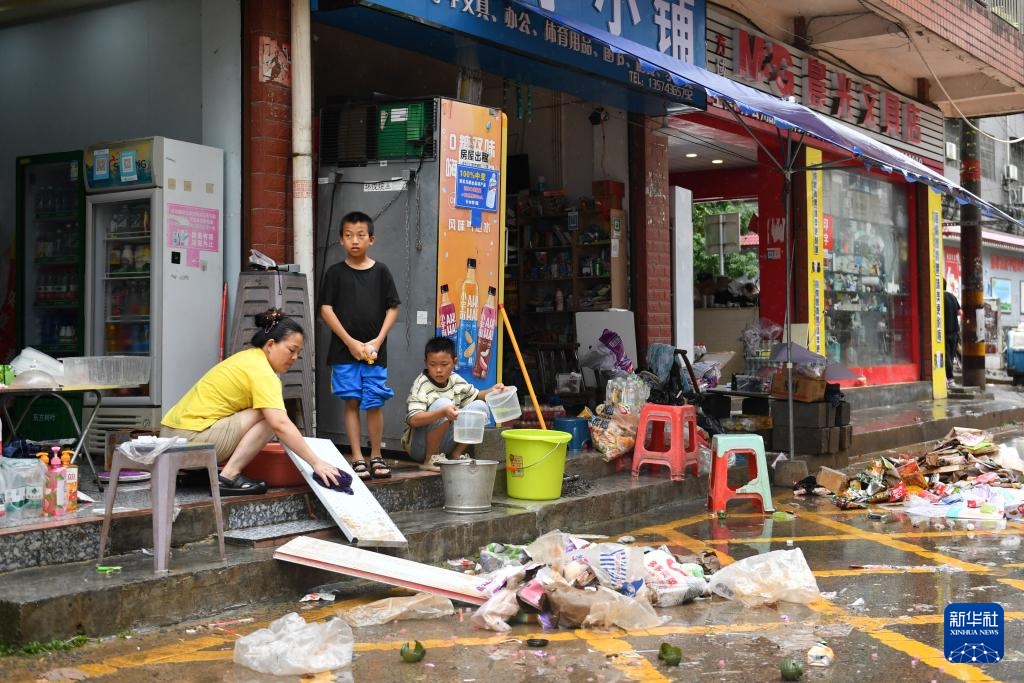 湖南龙山:强降雨后恢复生产生活 湖南龙山:强降雨后恢复生产生活