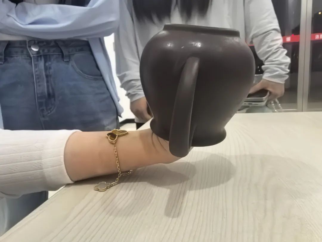 女生伸出“圆手”后，消防员也伸出援手