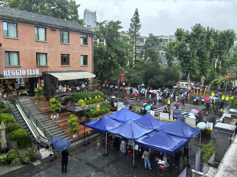 南京中考首日:6.94万考生冒雨逐梦,全城温暖护航 南京中考首日:6.94万考生冒雨逐梦,全城温暖护航