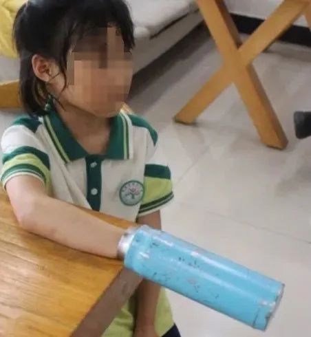 女生伸出“圆手”后，消防员也伸出援手